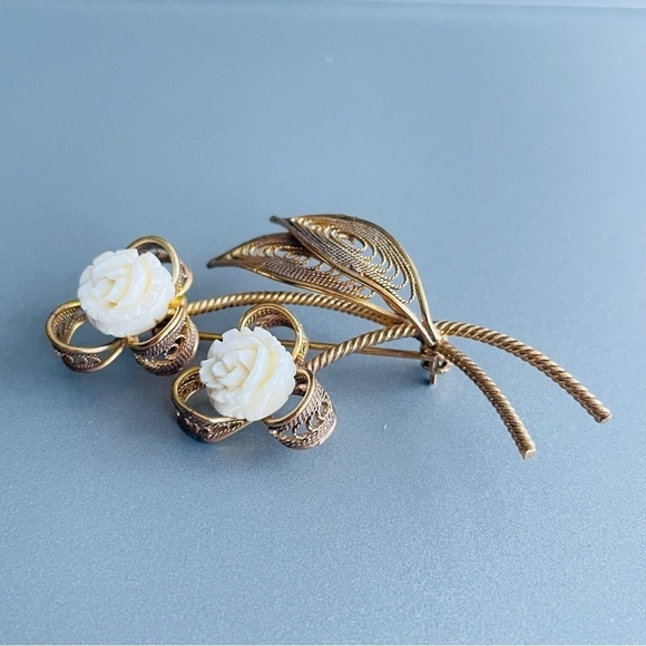 Vintage Bone Rose Flower Filigree Delicate Gold Tone Pin Brooch - Picture 4 of 6